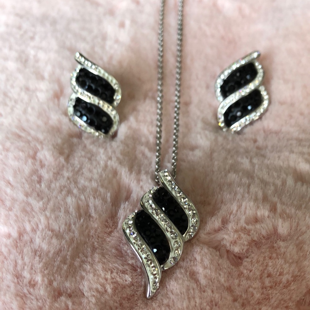 Black and white crystal pendant with earrings